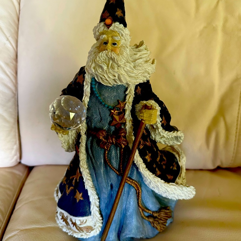 Merlín the magician figuring.